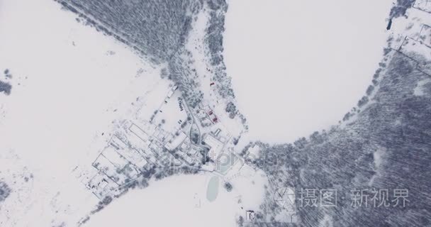 飞越白雪皑皑广阔天地和冰湖视频