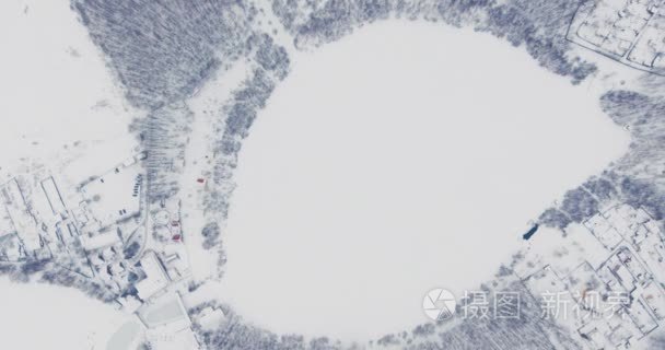 飞越白雪皑皑广阔天地和冰湖视频
