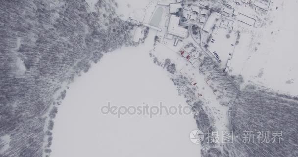 飞越白雪皑皑广阔天地和冰湖视频