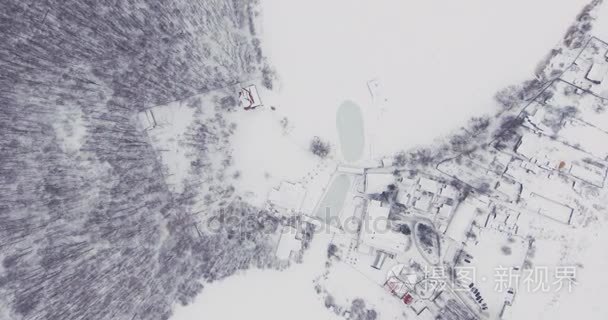 飞越白雪皑皑广阔天地和冰湖视频