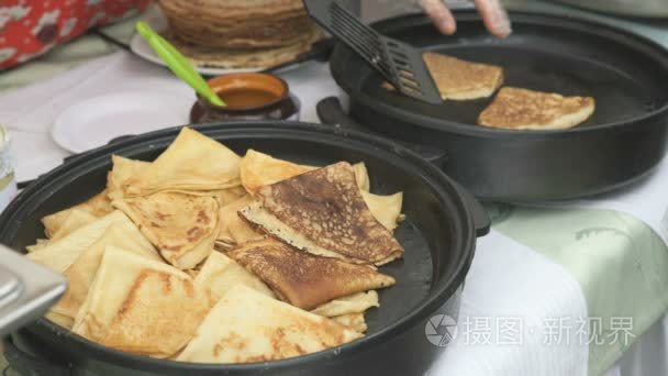 俄罗斯煎酿摊薄煎饼锅视频