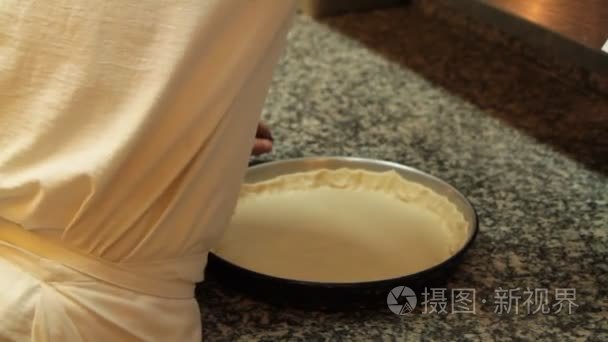 披萨厨师正在深盘披萨视频