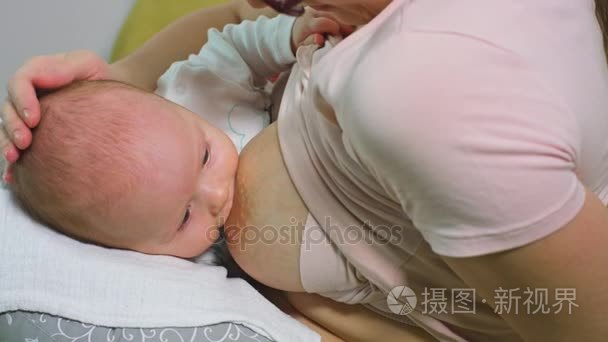 母亲母乳喂养婴儿的女孩