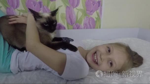 一只猫躺在家里的漂亮女孩视频