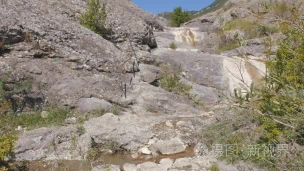 山间小溪流过石头视频