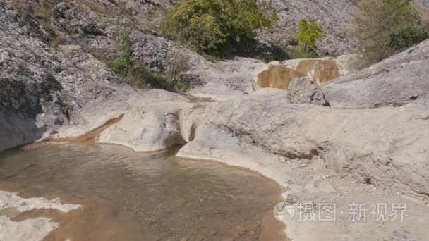 山间小溪流过石头视频