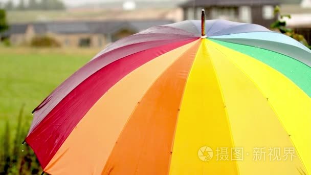 五彩的雨伞在雨中短视频