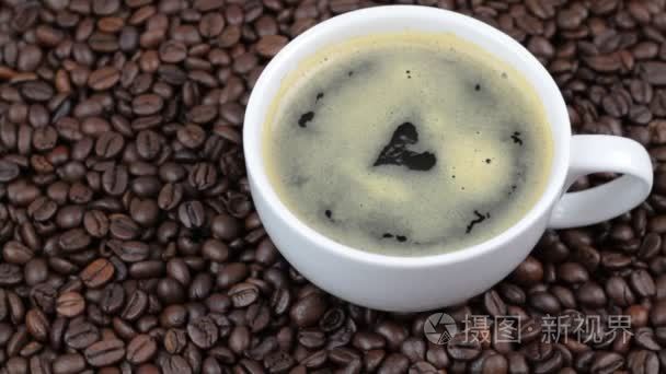 咖啡与咖啡豆的心形状视频