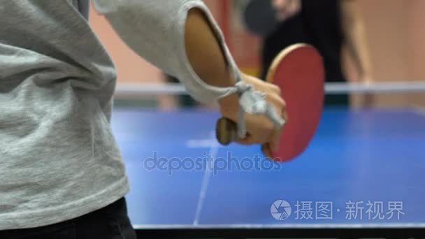年轻的成年女性玩乒乓球游戏视频