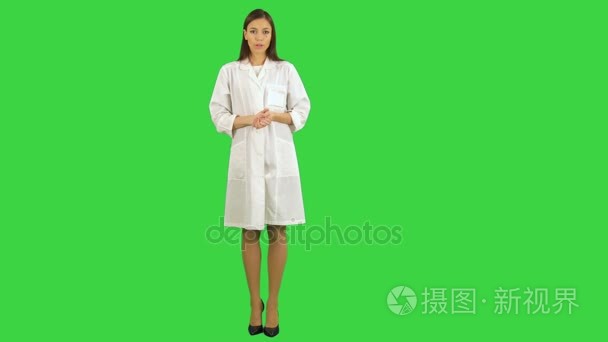 严重的年轻女子在实验室统一谈到相机绿屏，色度键