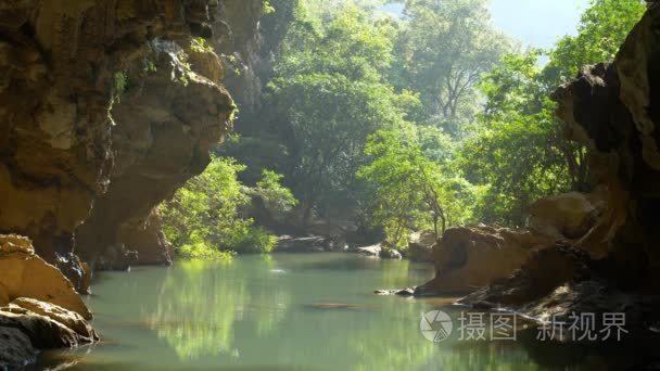 在洞穴中的高山湖泊视频