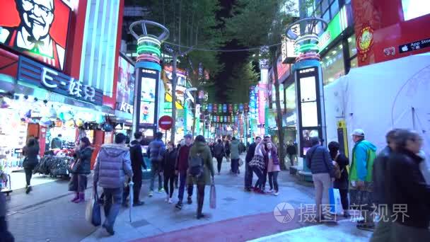 台北，台湾 2 月 2016年︰ 街头交通繁忙夜间在台湾省台北市