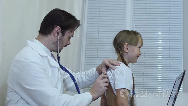 儿科医生检查孩子在办公室视频