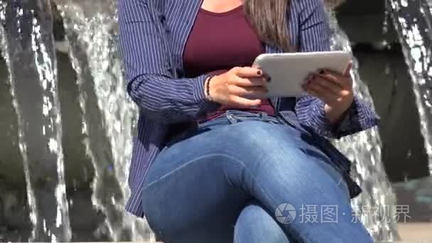 使用 tablet pc 的女人