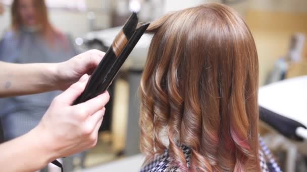 美容工作室, 美丽和时尚业务使卷曲的头发由热冰壶的女人,女人短视频