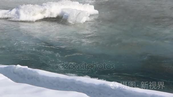 在卡吞河冰表面水流在春天视频