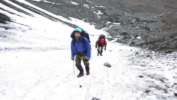 登山运动员在雪山视频