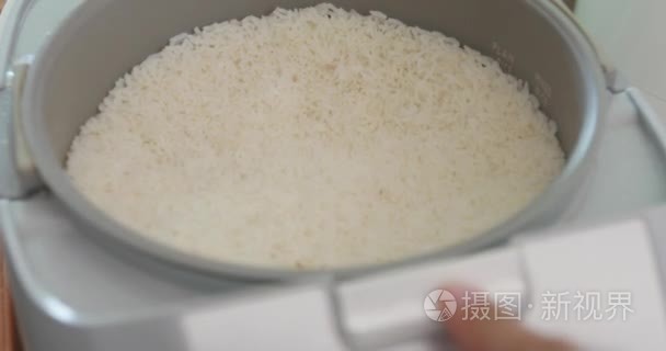 对水稻的电饭煲特写视频