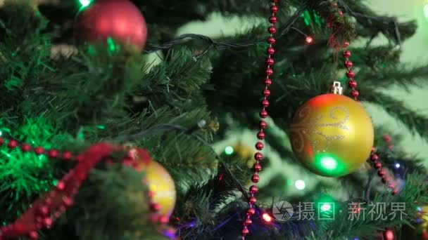圣诞节和新年树装饰、 花环和玩具