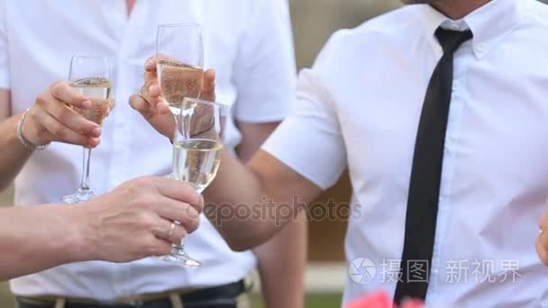 白衬衫的男人铿锵眼镜带着香槟