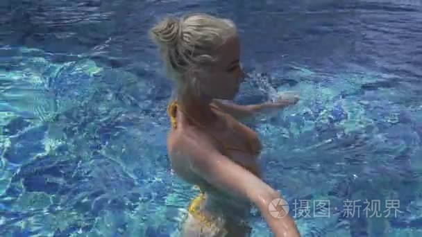 女人在热带度假村酒店视频