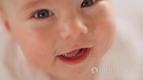 四个月大的婴儿的脸特写视频