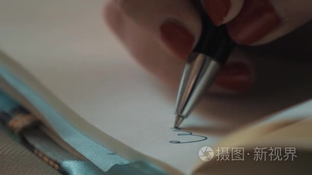 用原子笔在普通纸张上关闭了女人的手红色指甲油写作