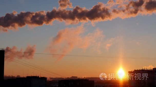 在冬日的太阳下山的烟管视频