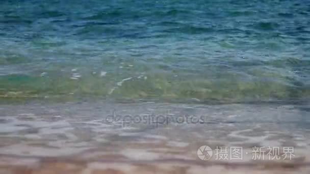 关于沙滩大海的波涛。4 k 视频