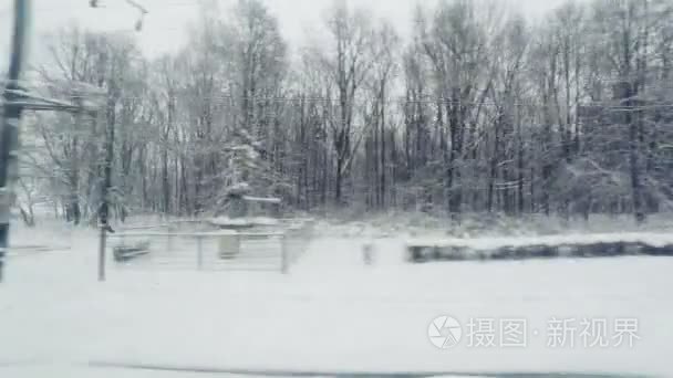 从火车窗口查看到冬季景观视频