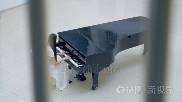 美女钢琴家弹钢琴在歌剧厅视频