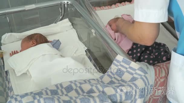 婴儿躺在医院的病房医疗沙发