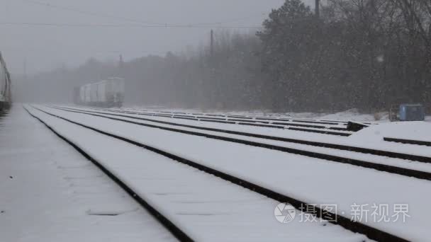 雪覆盖铁路道口视频