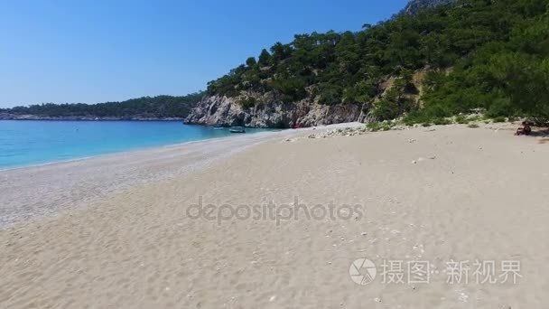 绿松石海滩阳光场景视频