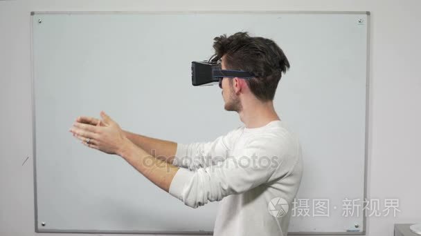 学生尝试 Vr 眼镜在教室里与白板