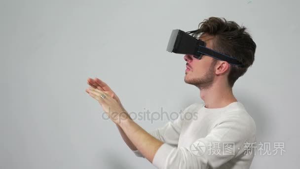 Vr 耳机的人进入一个虚拟现实世界，与环境进行交互