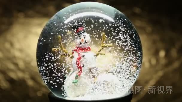 冬天雪花玻璃球与雪人视频