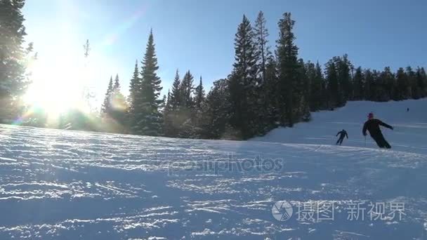 两个滑雪滑雪坡上冬季的一天