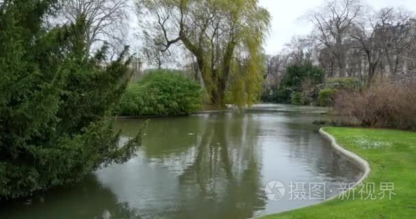 湖畔的景观花园的视图