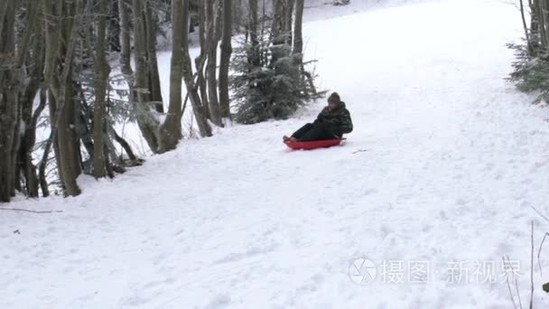 慢动作的快乐，傻里傻气的人，骑雪橇，高清视频