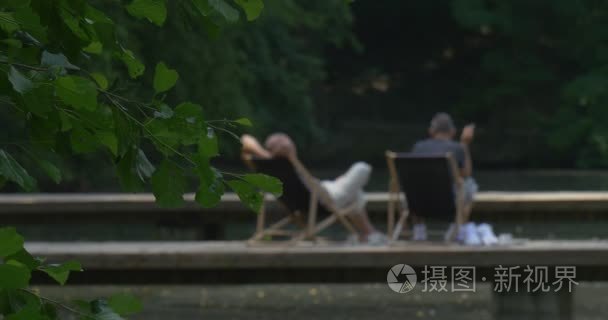 在桥下的沉默和安静河流动视频