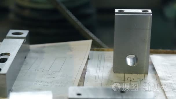 两个成品金属零件的孔位于图纸视频