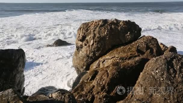 大石的海滩上的海浪