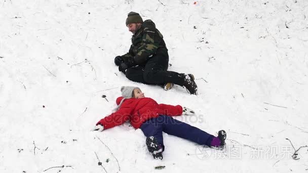 慢动作的父亲和女儿一起玩雪，高清视频