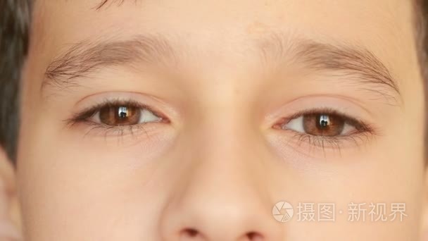 小孩童的眼睛注视,纯真,眼球前视图.特写镜头,一种神经性反应短视频