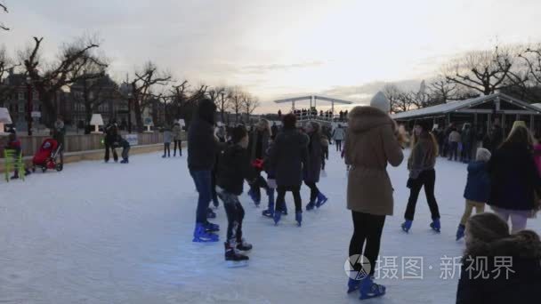 阿姆斯特丹，荷兰-2017 年 1 月 7 日︰ 人们对博物馆，一个受欢迎的旅游目的地前的冬天冰溜冰场滑冰。慢动作视频。阿姆斯特