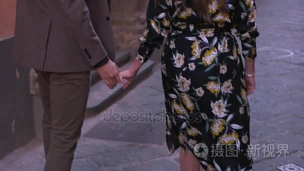 夫妇在老街上行走视频