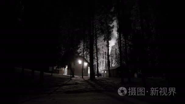 时差.立陶宛冬季的神奇寒冷之夜。房子与烟囱。4k视频