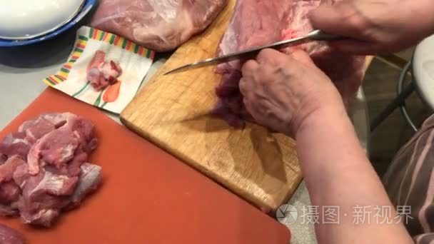 祖母把刀切新鲜肉类特写视频