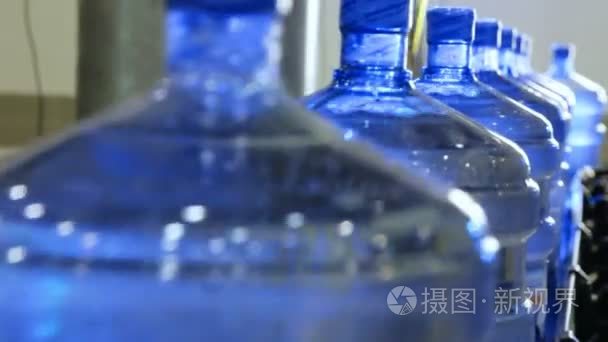 大纯净水瓶放到传送带上移动视频